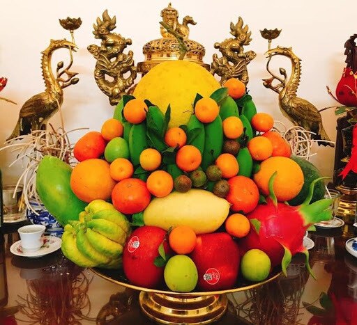 Bày biện hoa quả trên bàn thờ